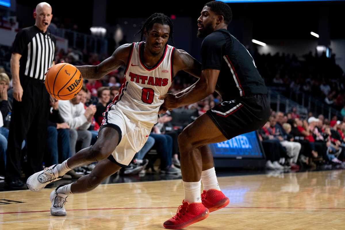 Antoine Davis drives in for a basket for Detroit Mercy.